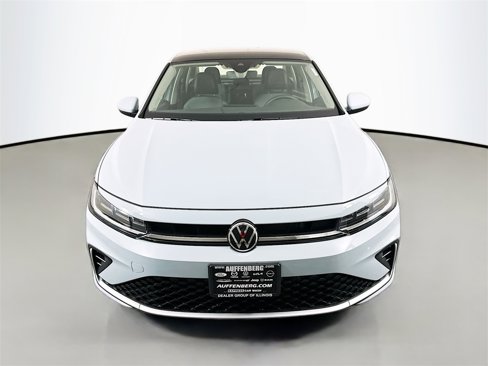 Used 2025 Volkswagen Jetta SE image 2