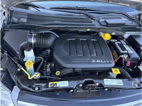 Used 2016 Chrysler Town & Country Touring image 21