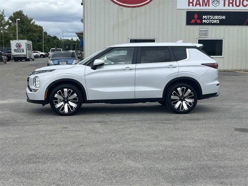 New 2025 Mitsubishi Outlander SE image 2