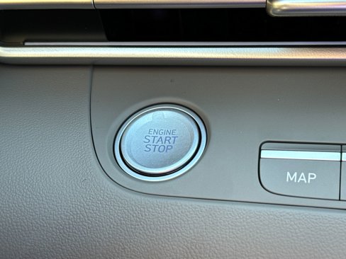 Used 2025 Hyundai Elantra SEL image 34