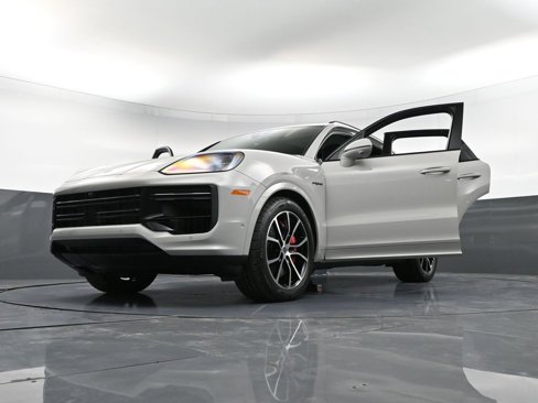 New 2025 Porsche Cayenne Turbo image 39