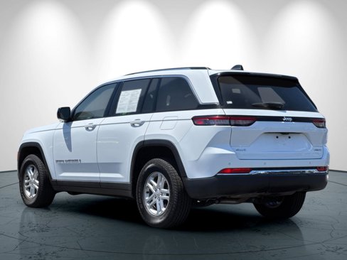 Used 2024 Jeep Grand Cherokee Laredo image 6