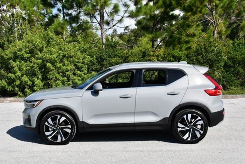 Used 2024 Volvo XC40 B5 Plus image 23
