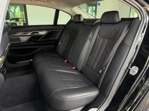 Used 2019 BMW 750i w/ Executive Package image 29