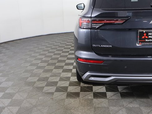 New 2025 Mitsubishi Outlander SE image 16