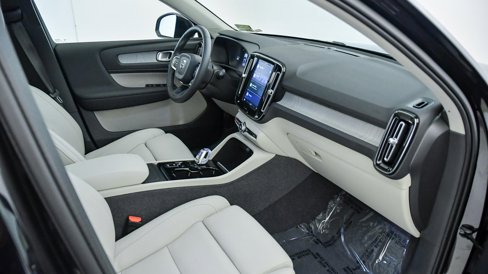 Certified 2025 Volvo XC40 B5 Plus w/ Climate Package image 16