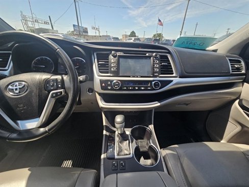 Used 2018 Toyota Highlander XLE image 19
