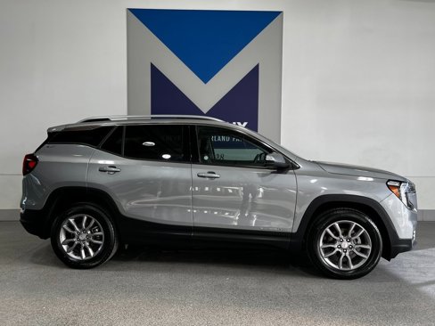 Used 2024 GMC Terrain SLT image 3