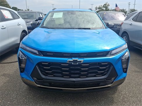 Used 2025 Chevrolet Trax ACTIV w/ Sunroof Package image 2