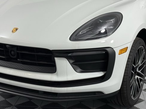Certified 2025 Porsche Macan image 11