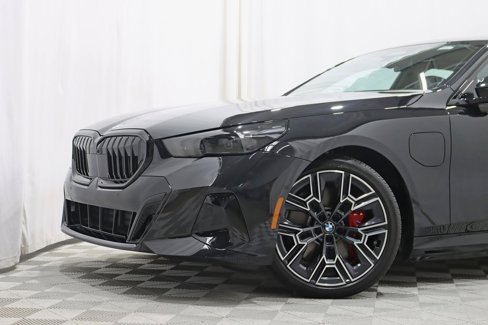 Used 2026 BMW 550e xDrive w/ Executive Package image 3