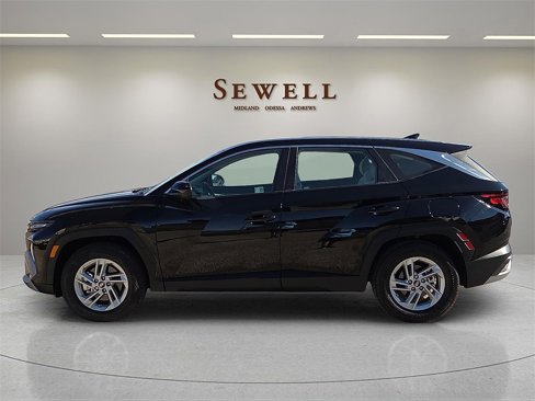 Used 2025 Hyundai Tucson SE image 2