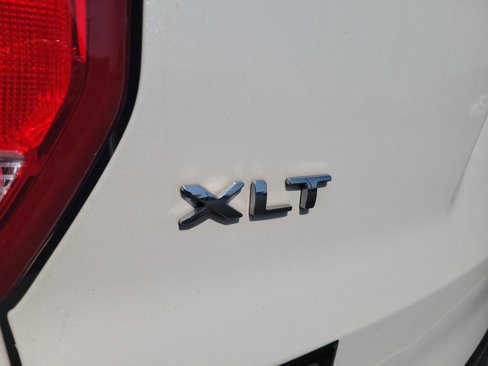 Used 2018 Ford Explorer XLT w/ Equipment Group 202A image 11