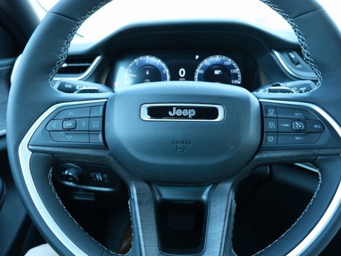 New 2025 Jeep Grand Cherokee Limited image 16