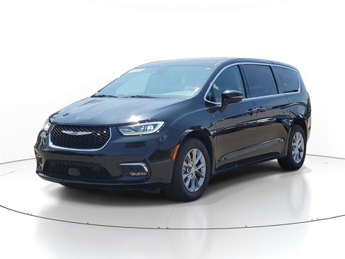 Used 2023 Chrysler Pacifica Touring-L image 2