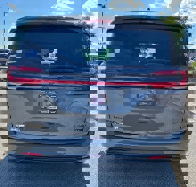 New 2025 Chrysler Pacifica Limited image 7