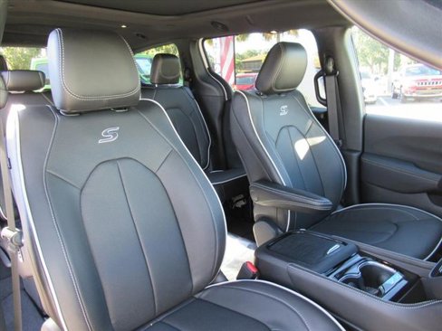 New 2026 Chrysler Pacifica Limited w/ S Appearance Package image 10