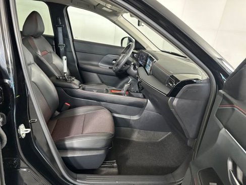 Certified 2025 Nissan Kicks SR image 28