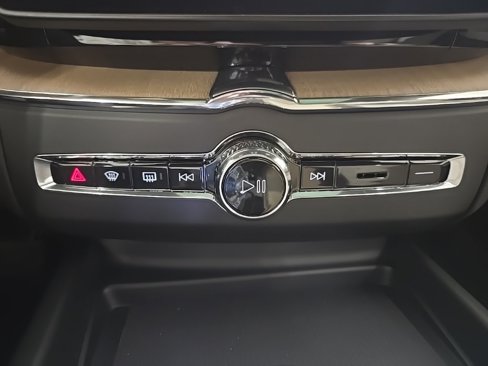 New 2026 Volvo XC60 B5 Plus w/ Climate Package image 17