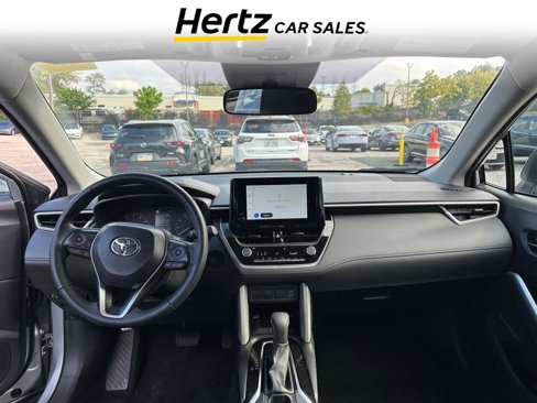 Used 2025 Toyota Corolla Cross LE image 9