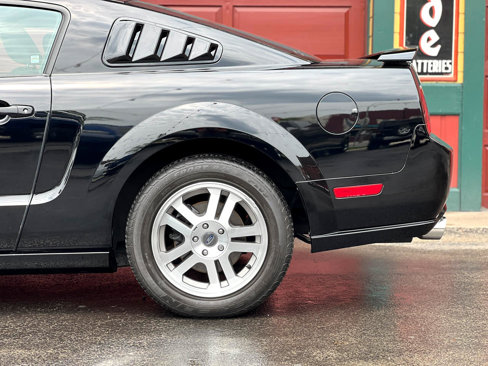Used 2005 Ford Mustang GT Premium image 26