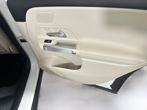 Used 2025 Mercedes-Benz GLB 250 image 29