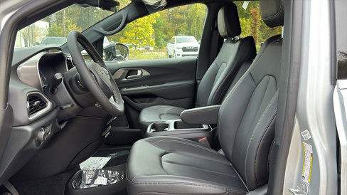 New 2026 Chrysler Voyager LX image 9