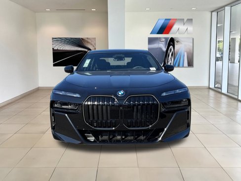 New 2026 BMW i7 xDrive60 w/ Executive Package image 2