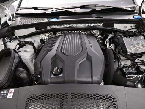 Certified 2025 Porsche Macan image 19
