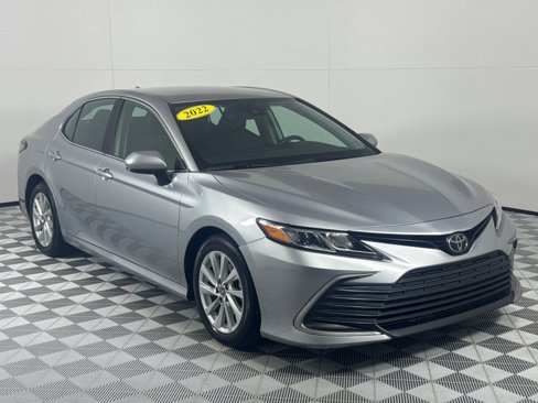 Used 2022 Toyota Camry LE image 3