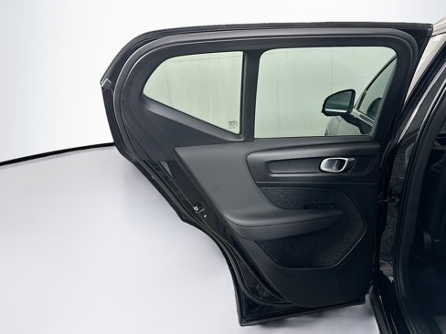 Used 2025 Volvo XC40 B5 Plus image 28