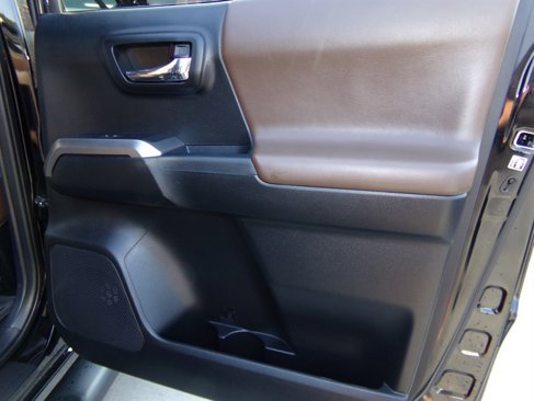 Used 2016 Toyota Tacoma Limited image 70