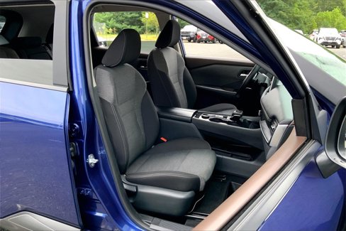 Used 2023 Nissan Rogue SV image 6