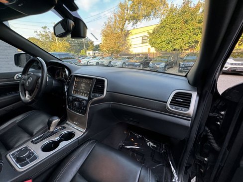 Used 2017 Jeep Grand Cherokee Limited image 16
