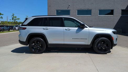 Used 2024 Jeep Grand Cherokee Altitude image 8
