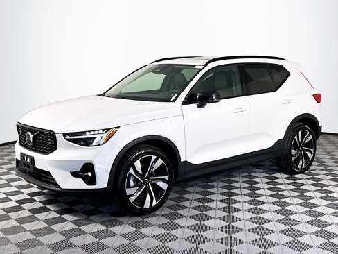 Used 2025 Volvo XC40 B5 Plus image 4