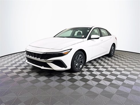 Used 2024 Hyundai Elantra SEL image 2