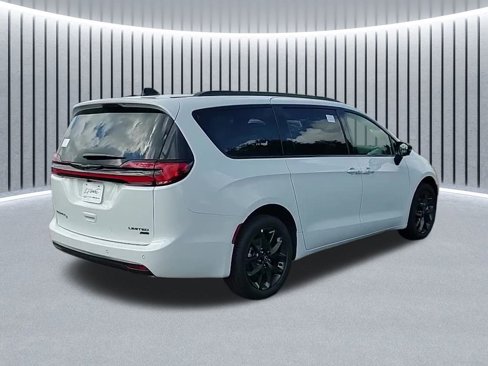 New 2026 Chrysler Pacifica Limited image 5