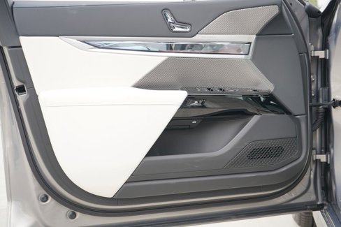New 2026 BMW 740i w/ Premium Package image 10