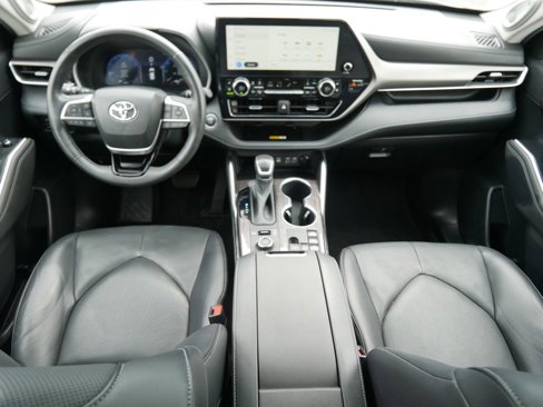 Used 2023 Toyota Highlander Limited image 16