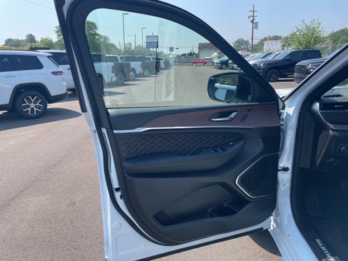 New 2025 Jeep Grand Cherokee Summit image 12