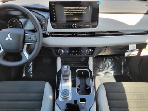 New 2025 Mitsubishi Outlander SE image 14