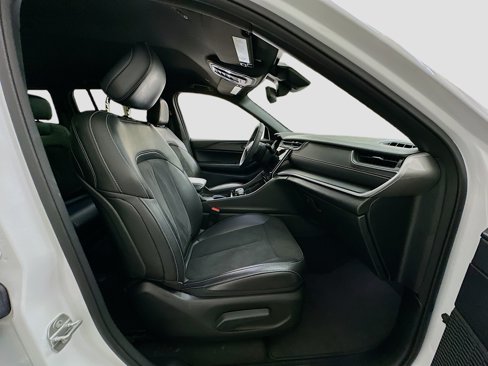 Used 2024 Jeep Grand Cherokee Altitude image 32