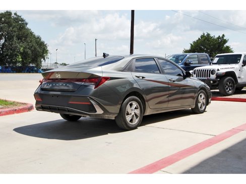 Used 2024 Hyundai Elantra SE image 5