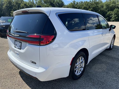 New 2026 Chrysler Pacifica Select image 5