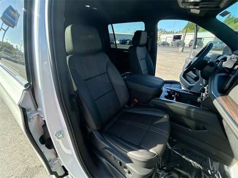 New 2025 Chevrolet Suburban High Country image 28