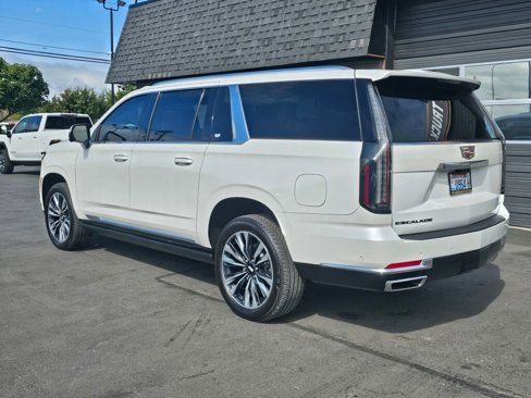 Used 2025 Cadillac Escalade ESV Premium Luxury image 7