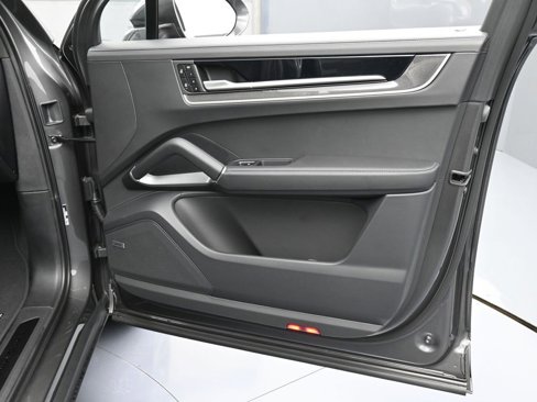 New 2025 Porsche Cayenne Turbo image 31