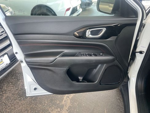 Used 2025 Jeep Compass Trailhawk image 20