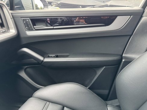 Certified 2025 Porsche Cayenne Coupe image 25